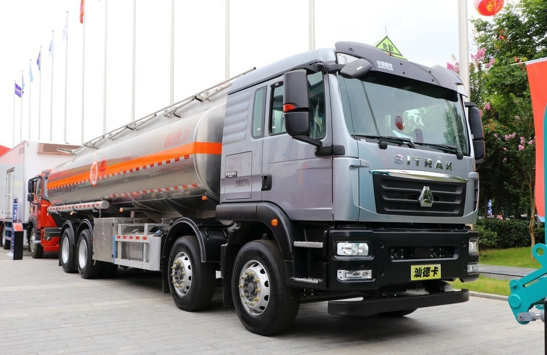 Camions lourds d'occasion Sinotruck pétrolier d'occasion Cisterne 8*4 Mode de conduite 26 Cube 4 essieux