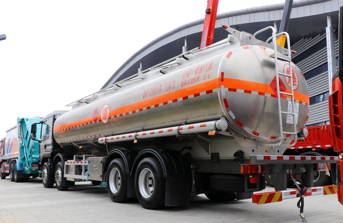 Camions lourds d'occasion Sinotruck pétrolier d'occasion Cisterne 8*4 Mode de conduite 26 Cube 4 essieux