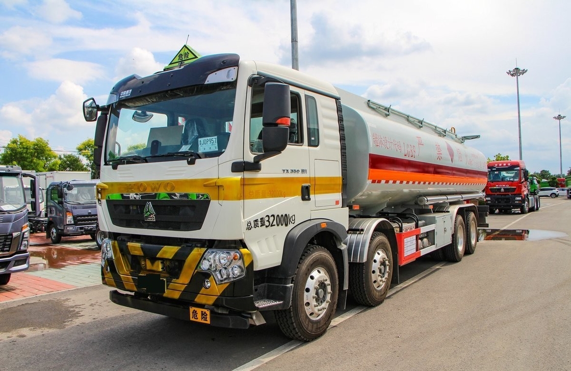 8*4 HOWO Camion pétrolier d'occasion 350 chevaux cabine unique et demi 30m3