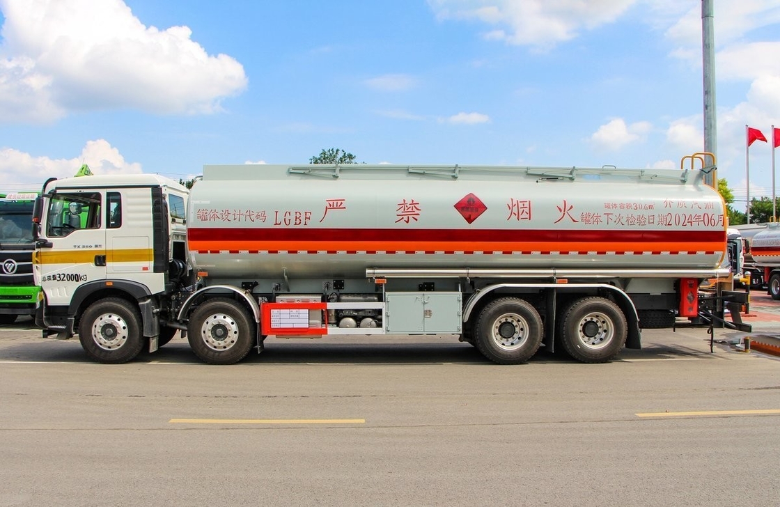 8*4 HOWO Camion pétrolier d'occasion 350 chevaux cabine unique et demi 30m3