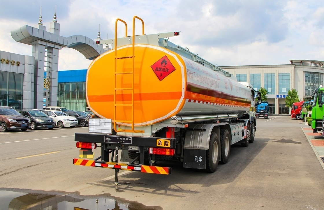 8*4 HOWO Camion pétrolier d'occasion 350 chevaux cabine unique et demi 30m3