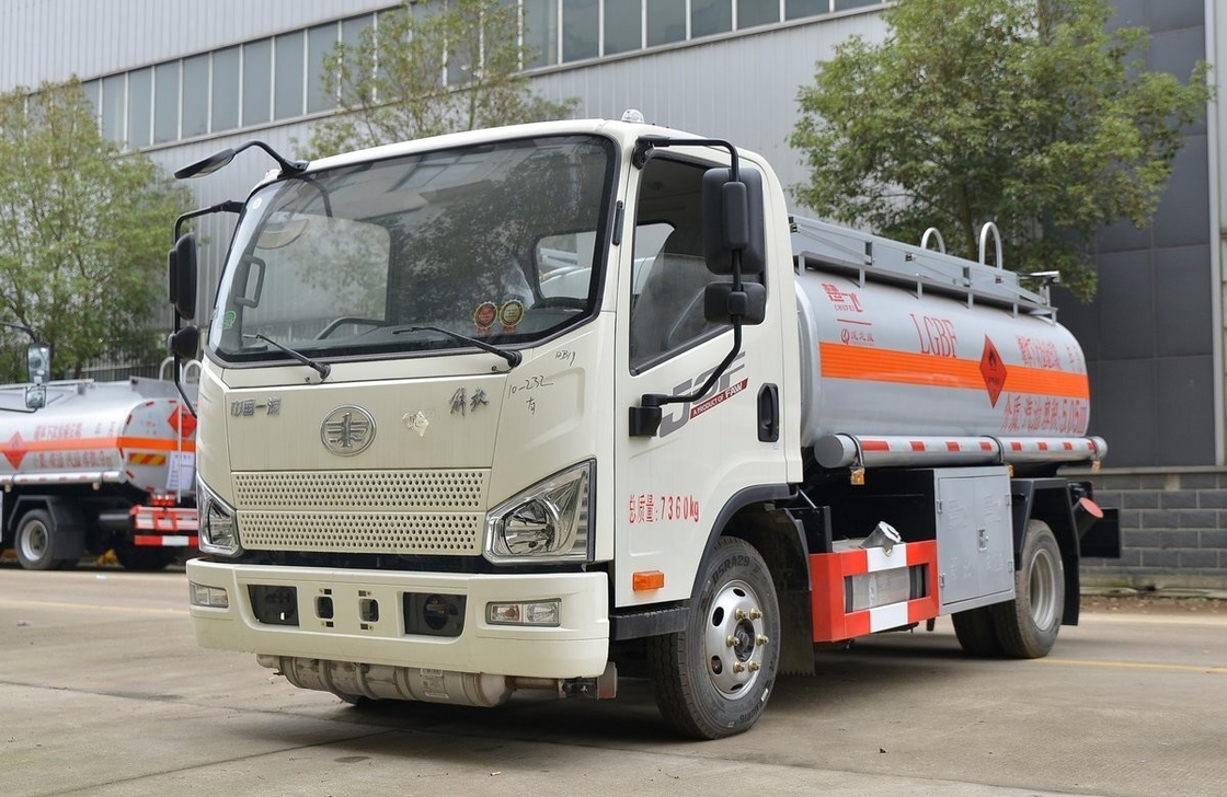 Petit pétrolier d'huile d'occasion de 5 cube 4*2 Jiefang Camion pétrolier de carburant Double pneus arrière