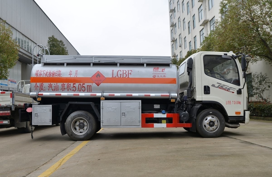 Petit pétrolier d'huile d'occasion de 5 cube 4*2 Jiefang Camion pétrolier de carburant Double pneus arrière