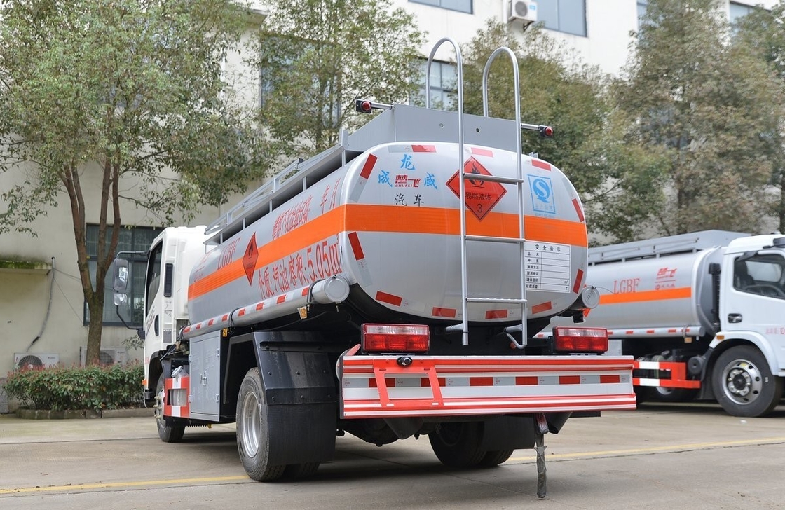 Petit pétrolier d'huile d'occasion de 5 cube 4*2 Jiefang Camion pétrolier de carburant Double pneus arrière