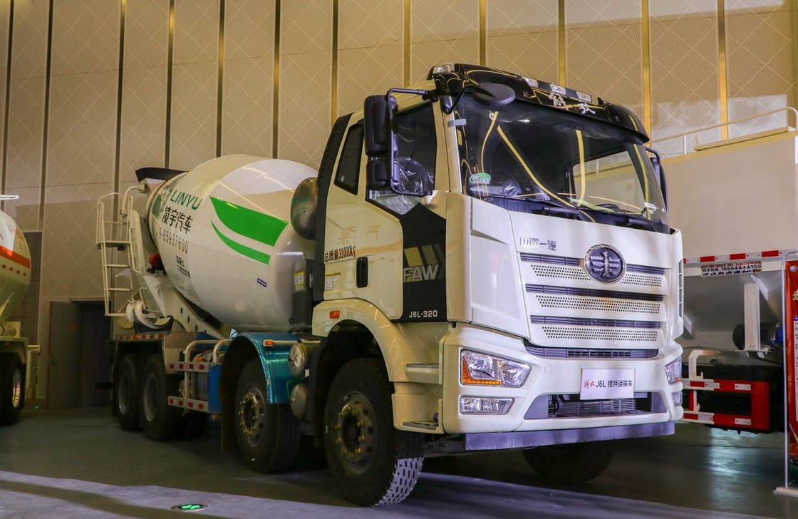 Camion mélangeur de béton FAW J6L Modèle 8*4 Mode de conduite 8 Cisterne cube 320 chevaux 4 essieux
