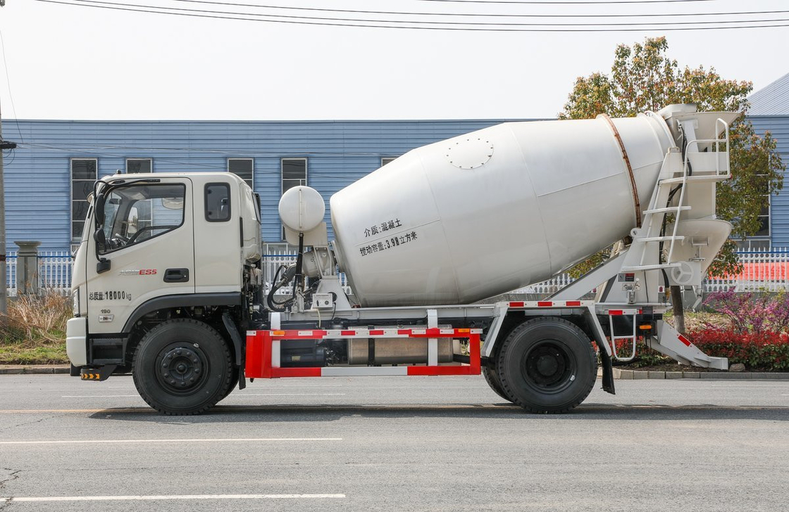Camion de mélangeur de béton miniature Foton ES5 Couleur blanche 4m3 Cisterne de mélange 4*2 Mode de conduite