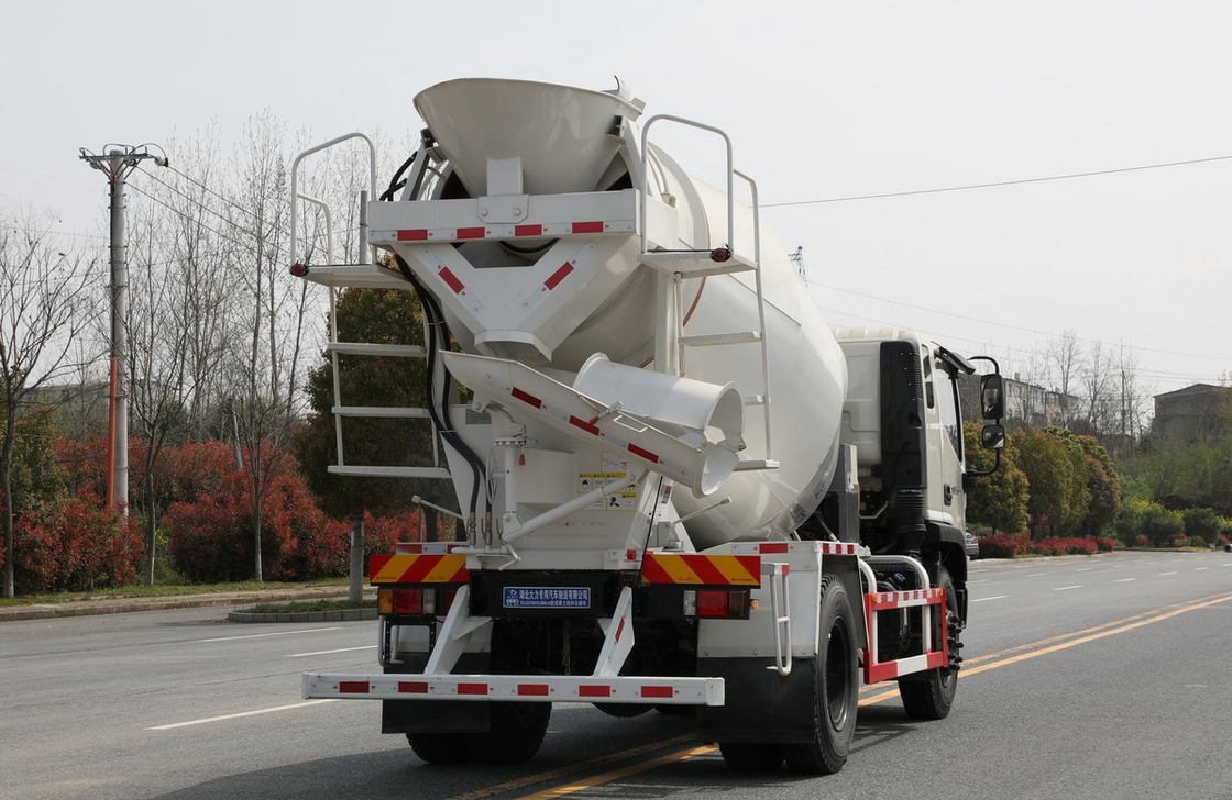 Camion de mélangeur de béton miniature Foton ES5 Couleur blanche 4m3 Cisterne de mélange 4*2 Mode de conduite