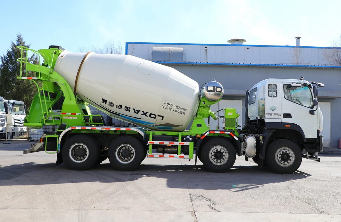Un mélangeur de marque chinoise 8*4 prêt à mélanger le béton camion 350 chevaux Euro 6 conduite à gauche