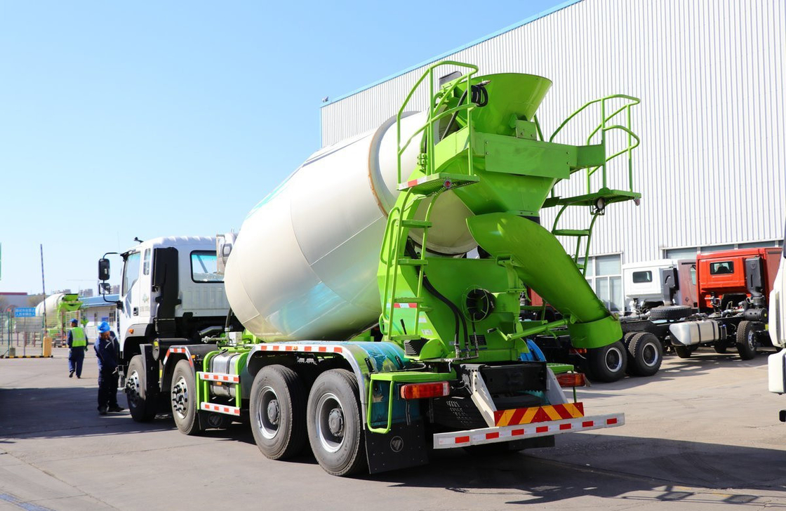 Un mélangeur de marque chinoise 8*4 prêt à mélanger le béton camion 350 chevaux Euro 6 conduite à gauche