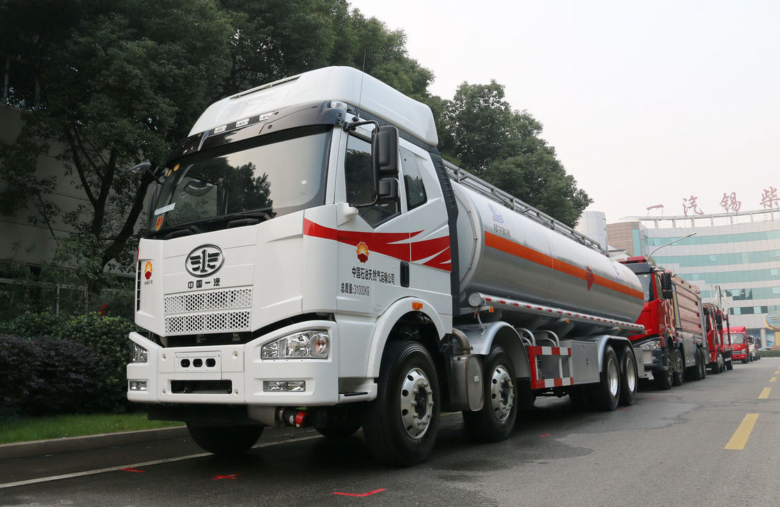 FAW 8*4 Camion-citerne à carburant JM6 modèle réservoirs de stockage d'huile usagée 31,5 cubic 280hp LHD