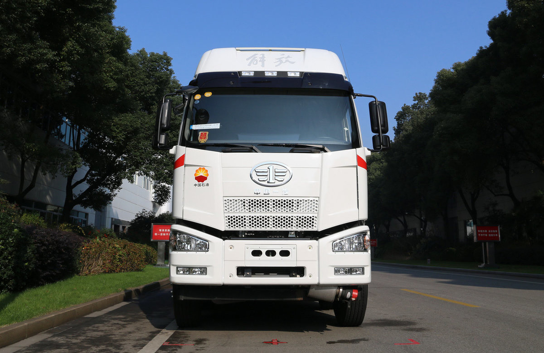 FAW 8*4 Camion-citerne à carburant JM6 modèle réservoirs de stockage d'huile usagée 31,5 cubic 280hp LHD
