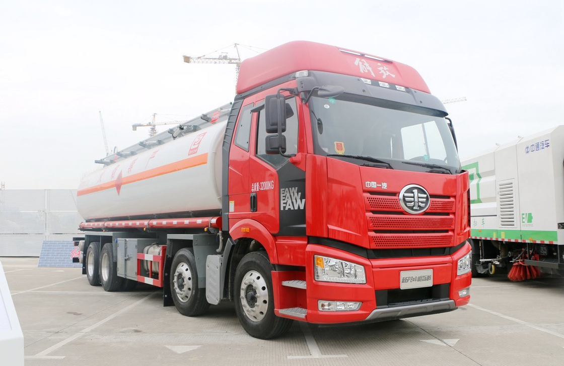 Camions pétroliers d'occasion FAW J6P Grand camion-citerne Camion-carburant de 11,5 mètres de long 24 LHD/RHD