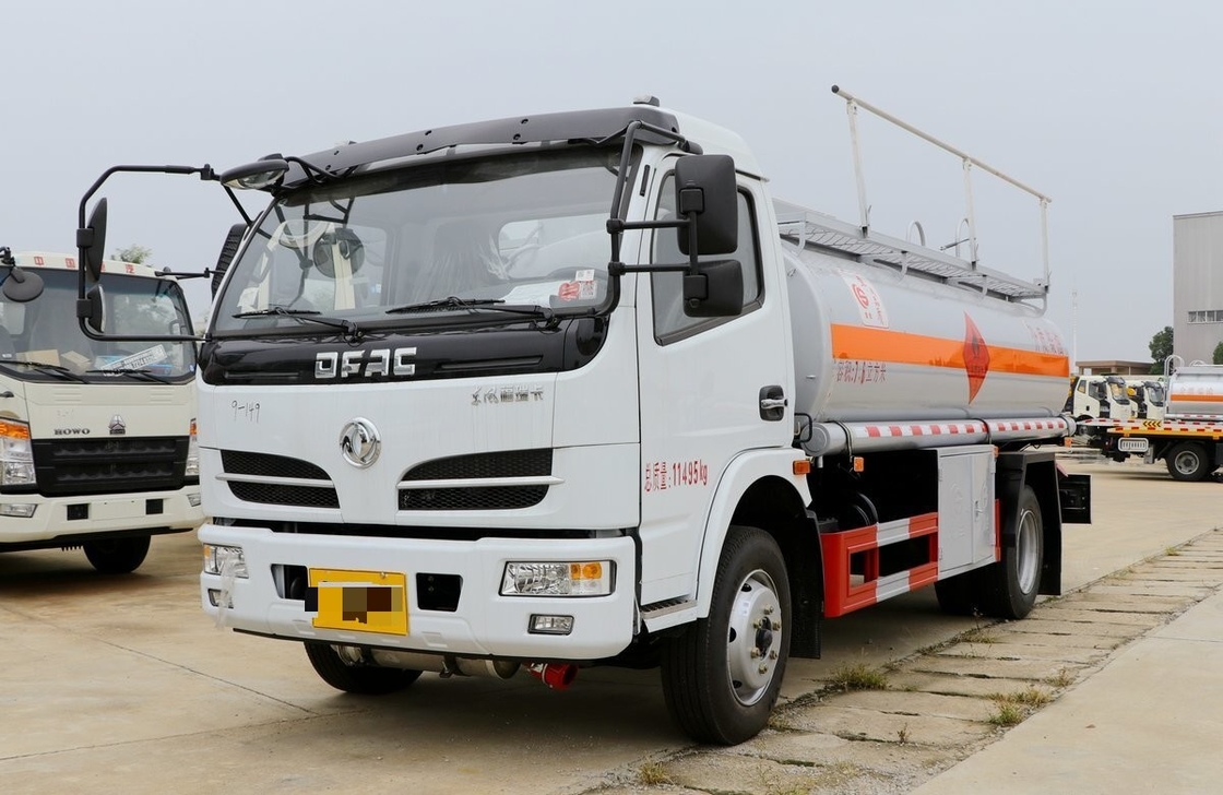 Petit pétrolier 7.6 cube 4 * 2 mode de conduite Dongfeng Nouveau camion à cabine unique printemps de feuille