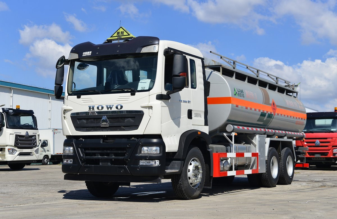 Camion pétrolier Howo 20 cube 10 pneus Howo TX modèle pétrolier 6 * 4 toit plat 350 ch