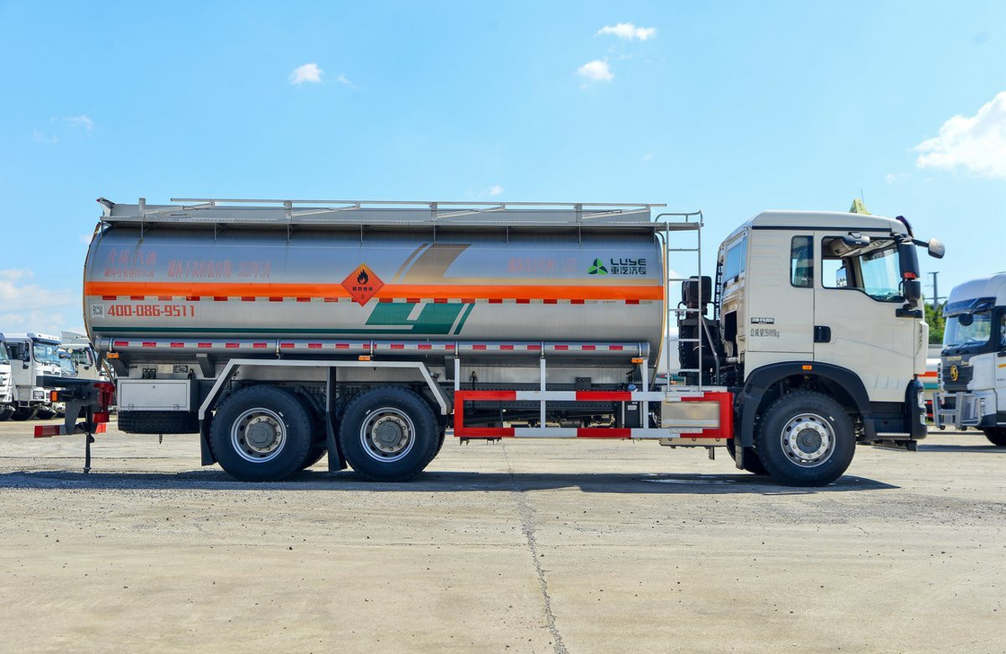 Camion pétrolier Howo 20 cube 10 pneus Howo TX modèle pétrolier 6 * 4 toit plat 350 ch