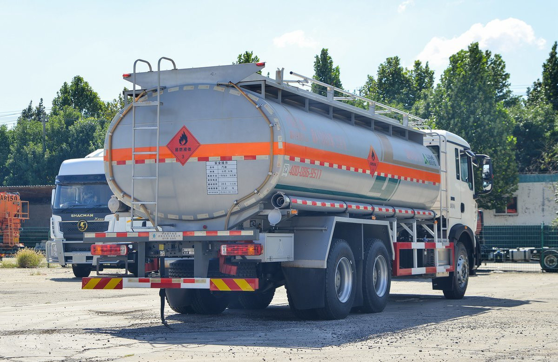 Camion pétrolier Howo 20 cube 10 pneus Howo TX modèle pétrolier 6 * 4 toit plat 350 ch