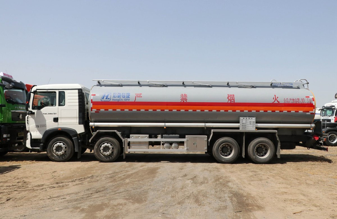 Container à huile d'occasion 30000 litres Howo T5G Camion pétrolier 4 essieux Cabine avec couchette