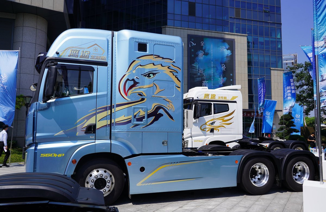 Jiefang 6x4 camions tracteurs cabine de vie couleur Bule 560hp moteur CA 10 pneus LHD