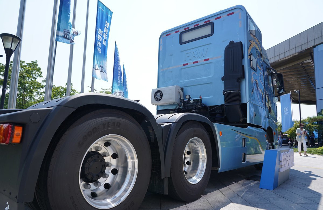 Jiefang 6x4 camions tracteurs cabine de vie couleur Bule 560hp moteur CA 10 pneus LHD