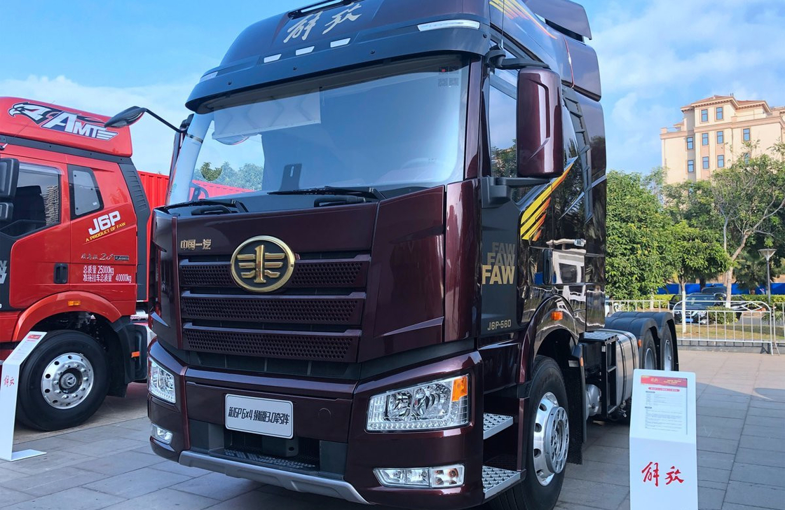 Faw Tracteur Truck J6P Logistique Distribution 560 chevaux Moteur puissant 10 pneus haut toit