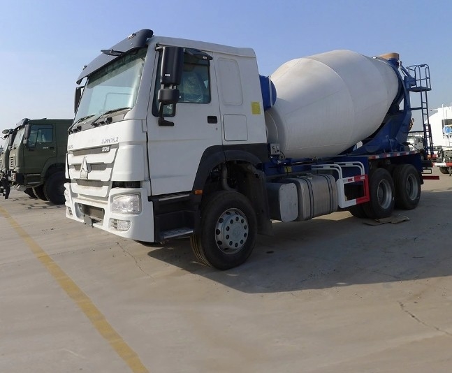 Vente d'une nouvelle et d'une ancienne camionnette à béton HOWO 4X2 6X4 8cbm 10cbm 12cbm