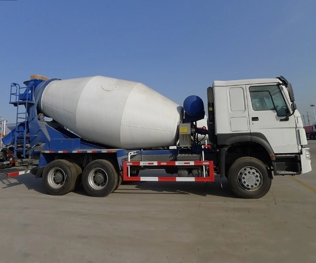 Vente d'une nouvelle et d'une ancienne camionnette à béton HOWO 4X2 6X4 8cbm 10cbm 12cbm