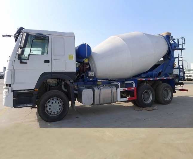 Vente d'une nouvelle et d'une ancienne camionnette à béton HOWO 4X2 6X4 8cbm 10cbm 12cbm
