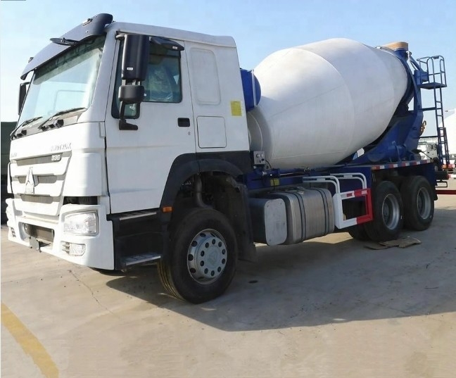 Vente d'une nouvelle et d'une ancienne camionnette à béton HOWO 4X2 6X4 8cbm 10cbm 12cbm