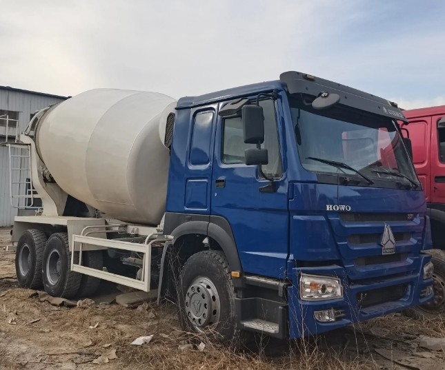 Le plus bas prix de mélangeur de béton 10 roues HOWO 6X4 8cbm 9cbm 371HP