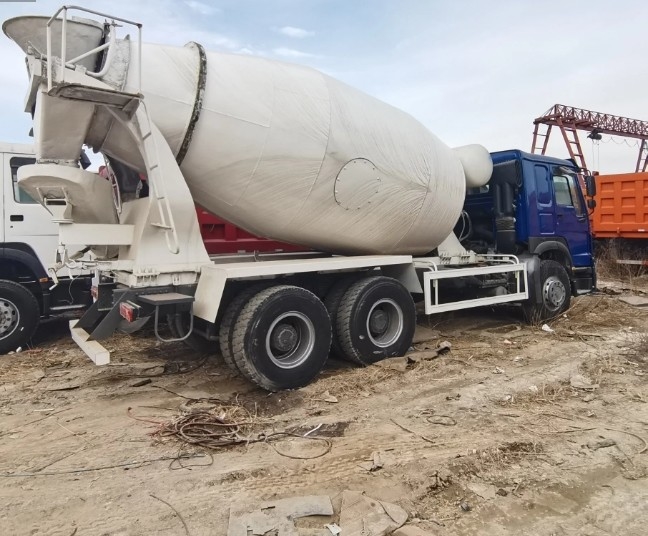Le plus bas prix de mélangeur de béton 10 roues HOWO 6X4 8cbm 9cbm 371HP