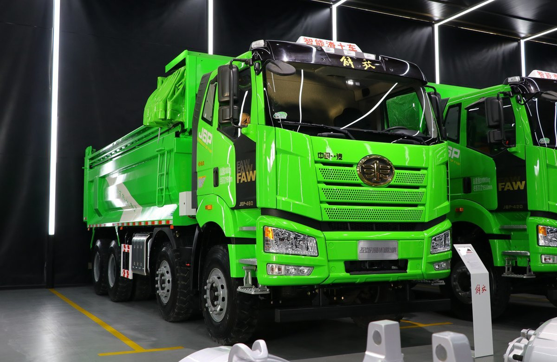 Vente de camions d'occasion 12 pneus FAW J6P camions de décharges CNG 460 chevaux