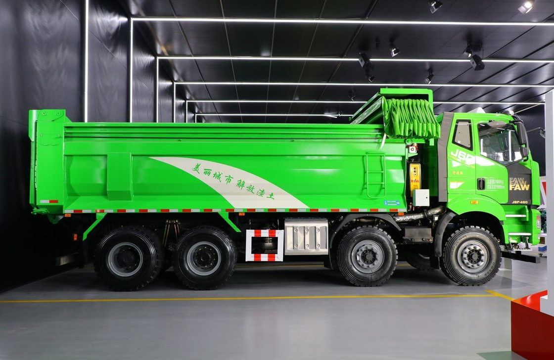 Vente de camions d'occasion 12 pneus FAW J6P camions de décharges CNG 460 chevaux