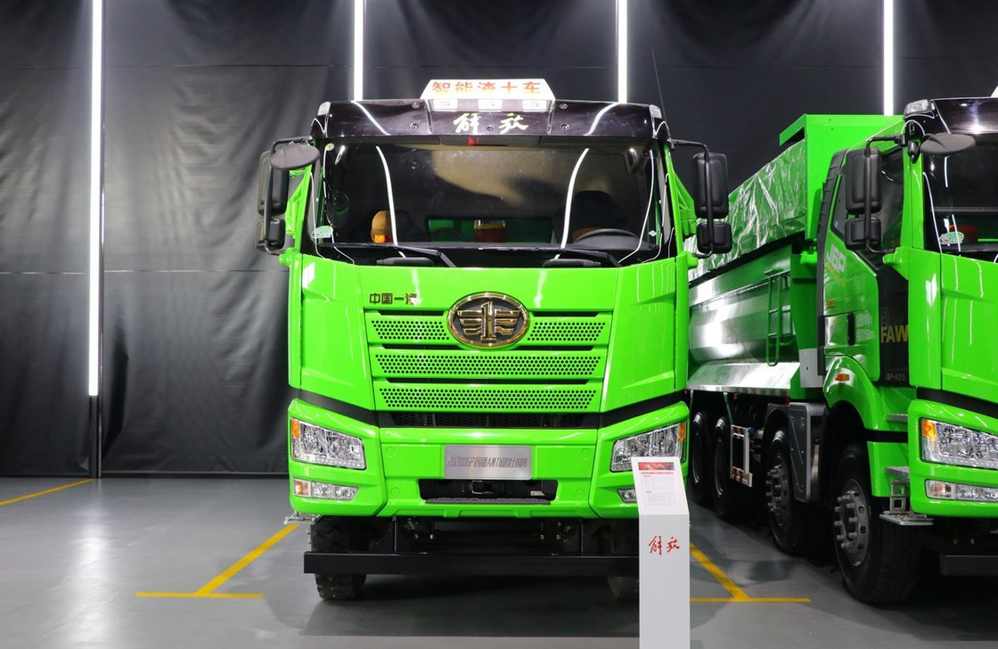 Vente de camions d'occasion 12 pneus FAW J6P camions de décharges CNG 460 chevaux