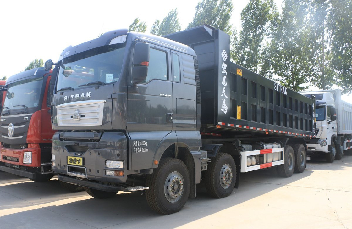 Camion Sino Power SITRAK G7H Couleur noire Chargement 30 tonnes Transport routier Printemps feuille