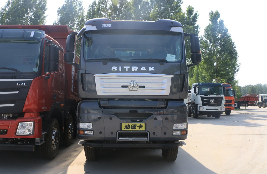 Camion Sino Power SITRAK G7H Couleur noire Chargement 30 tonnes Transport routier Printemps feuille
