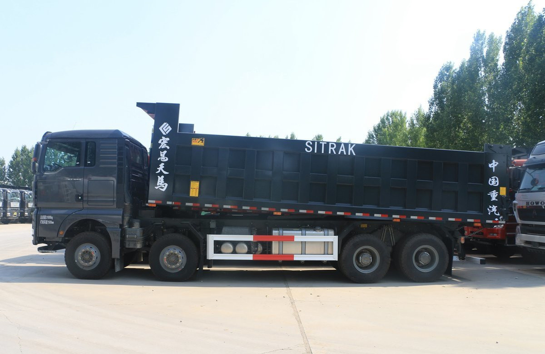 Camion Sino Power SITRAK G7H Couleur noire Chargement 30 tonnes Transport routier Printemps feuille