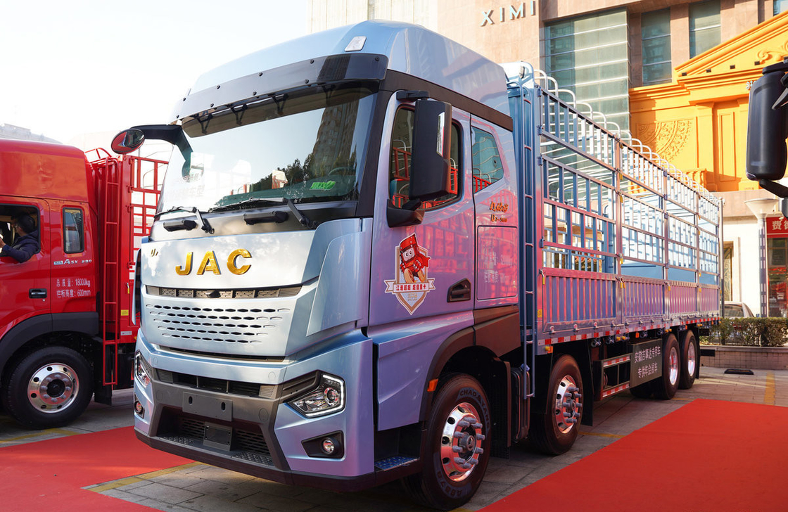 Camion de marchandises utilisé 8*4 JAC boîte de clôture 560hp moteur Cummins ZF boîte de vitesses cabine haut toit
