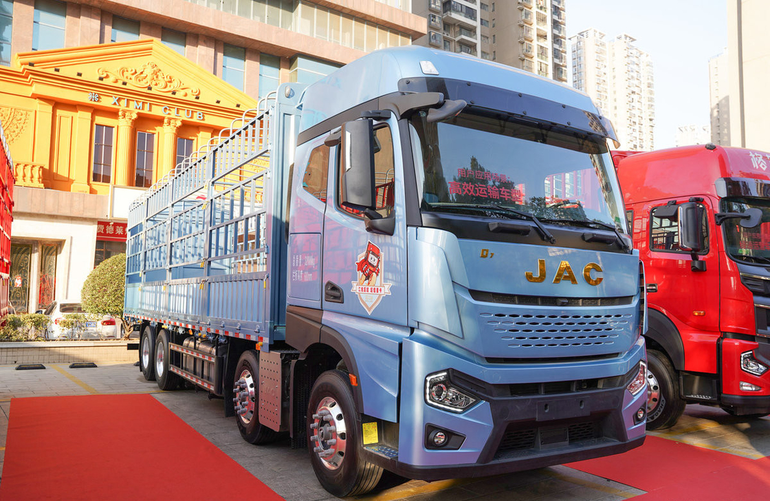Camion de marchandises utilisé 8*4 JAC boîte de clôture 560hp moteur Cummins ZF boîte de vitesses cabine haut toit