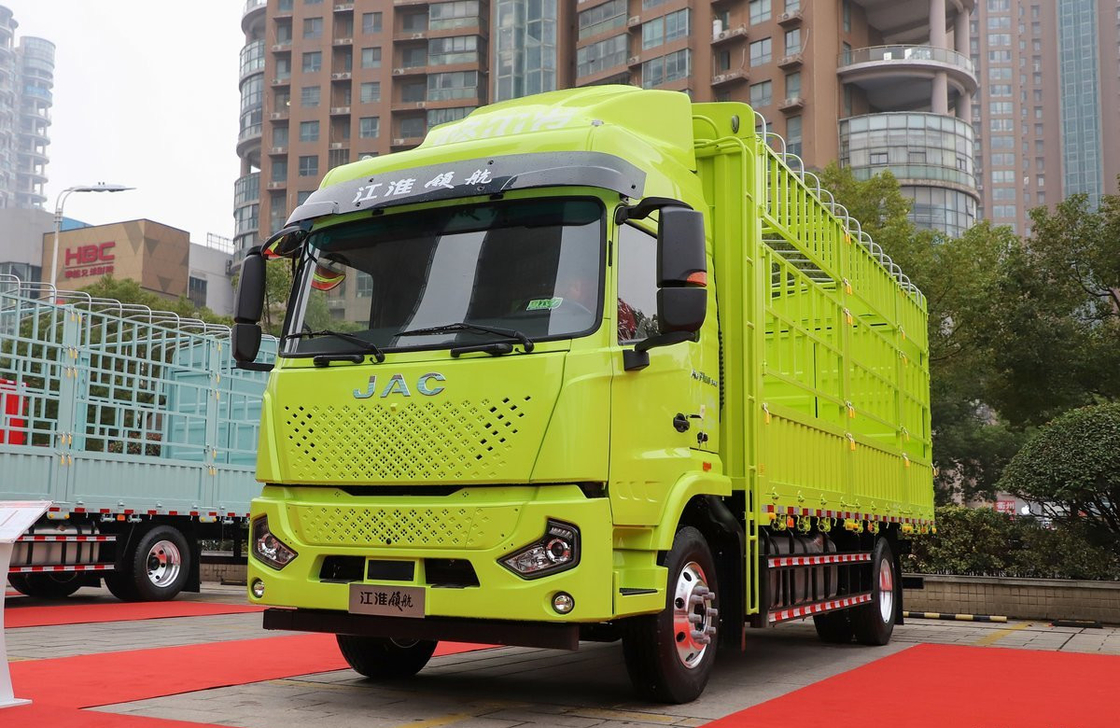 Camions de marchandises d'occasion fournisseur JAC A6PLUS moteur Cummins 240 chevaux 4*2 LHD à essieu unique