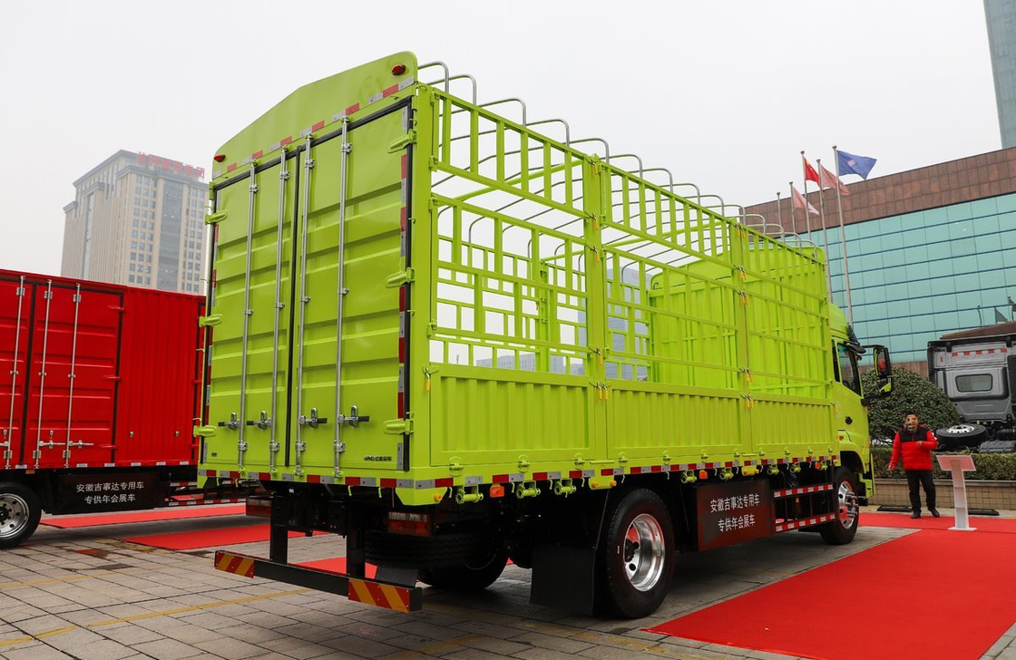 Camions de marchandises d'occasion fournisseur JAC A6PLUS moteur Cummins 240 chevaux 4*2 LHD à essieu unique