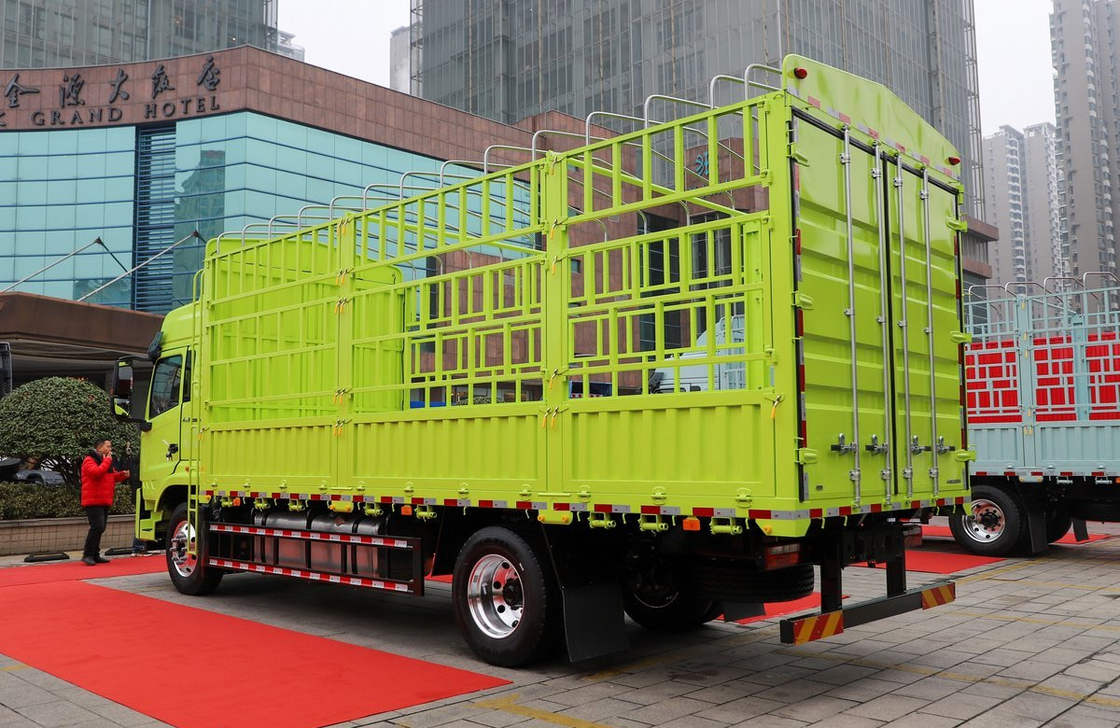 Camions de marchandises d'occasion fournisseur JAC A6PLUS moteur Cummins 240 chevaux 4*2 LHD à essieu unique