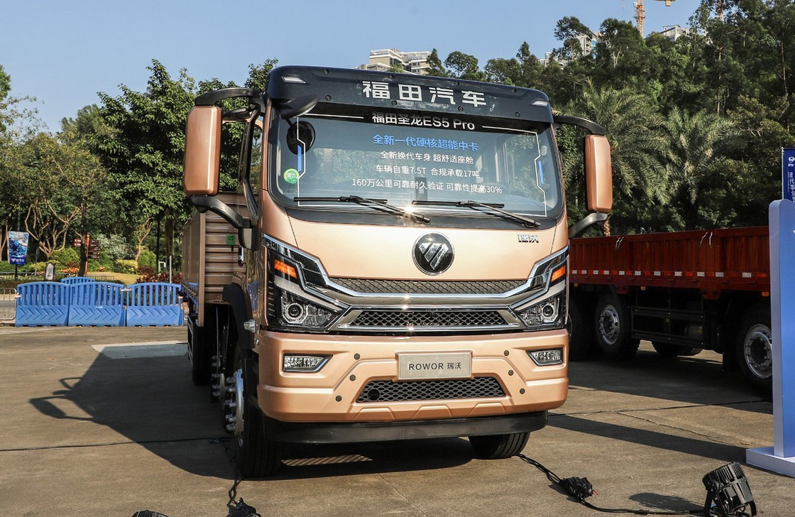 Camions de chargement chinois d'occasion Camion Foton Camion or Couleur 6 * 2 Boîte plate Chargement 18 tonnes