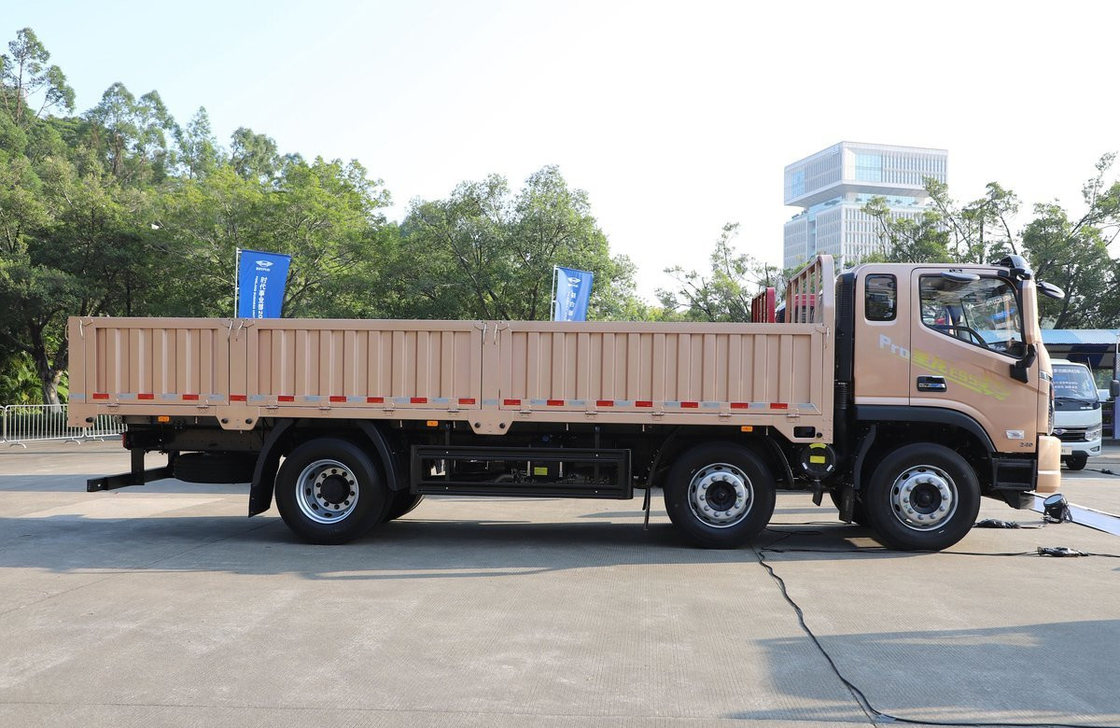 Camions de chargement chinois d'occasion Camion Foton Camion or Couleur 6 * 2 Boîte plate Chargement 18 tonnes