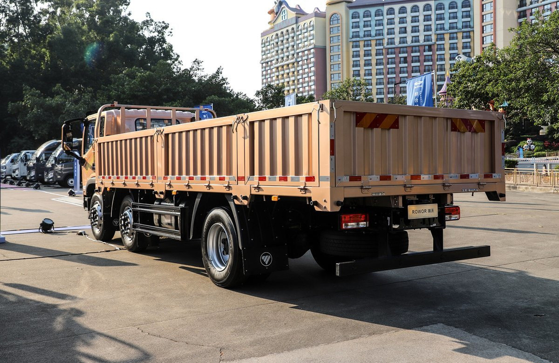 Camions de chargement chinois d'occasion Camion Foton Camion or Couleur 6 * 2 Boîte plate Chargement 18 tonnes