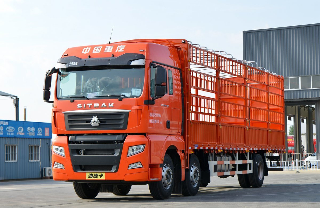 Camion de chargement d'occasion Howo SITRAK G7 Modèle 6*2 Camion de chargement à feuille de printemps 8,6 mètres de long Box