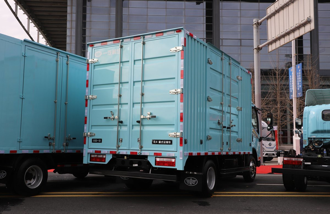 Camion de fret 4x2 utilisé FAW Camion à CNG Moteur 150 chevaux Boîte à conteneurs 3300 mm Arête
