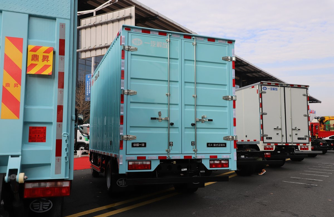 Camion de fret 4x2 utilisé FAW Camion à CNG Moteur 150 chevaux Boîte à conteneurs 3300 mm Arête