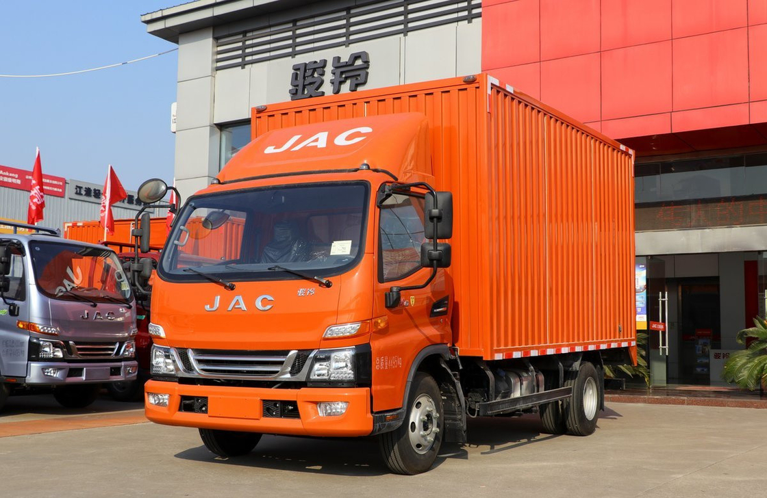 Camion léger chargé de 8 tonnes JAC V6 manuel à un seul essieu 300L Capacité pétrolier