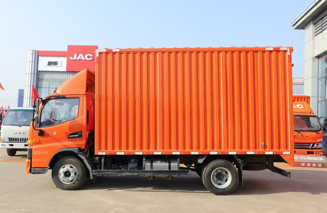 Camion léger chargé de 8 tonnes JAC V6 manuel à un seul essieu 300L Capacité pétrolier