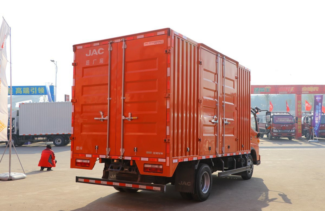Camion léger chargé de 8 tonnes JAC V6 manuel à un seul essieu 300L Capacité pétrolier